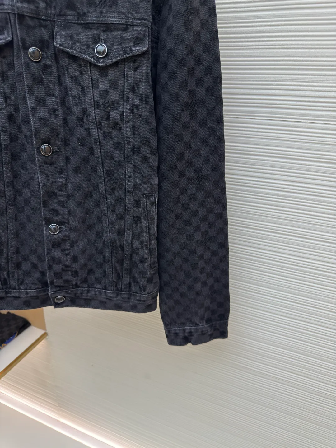 LOUIS VUITTON SS25 plaid gradient flocking denim jacket ●Authentic product: Purchased and developed at 26600 ●Item number: 1680024-C15 ●Fabric: twill cotton denim fabric ●Technology: Washing process ●Version: Fitted version ●Size: 46-48-50-52 ●Weight: about 930g ●Description: Made of 100% pure cotton washed vintage denim. The fabric has been specially treated to present a natural aged effect. The entire trousers are covered with Der check flocking patterns of different shades, subtly integrating the brand's iconic checkerboard elements into the design. The waistband is decorated with pearlescent buttons and metal rivets for decorative details, highlighting exquisite craftsmanship. The classic five-pocket tailoring design not only retains the practical function of traditional denim pants, but also gives it a modern and fashionable silhouette. The overall wiring is straight and delicate, the fabric is comfortable and soft, and the color is consistent without color difference. It can be matched with the same style to create a fashionable look and control various occasions. Customized accessories, complete with three standards, same style for men and women!